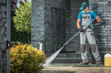 The Advantages and Disadvantages of Pressure Washing